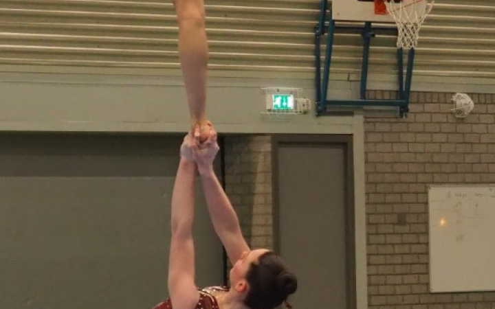 Jitske van Dijck, Roos Bongers en Kim van Boxtel: een moeilijk balanselement; de ringstand, beter bekend als het wijnglas.